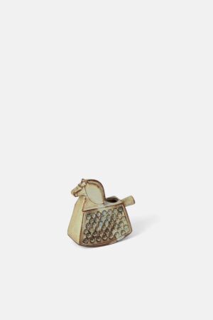 vase / A small horse